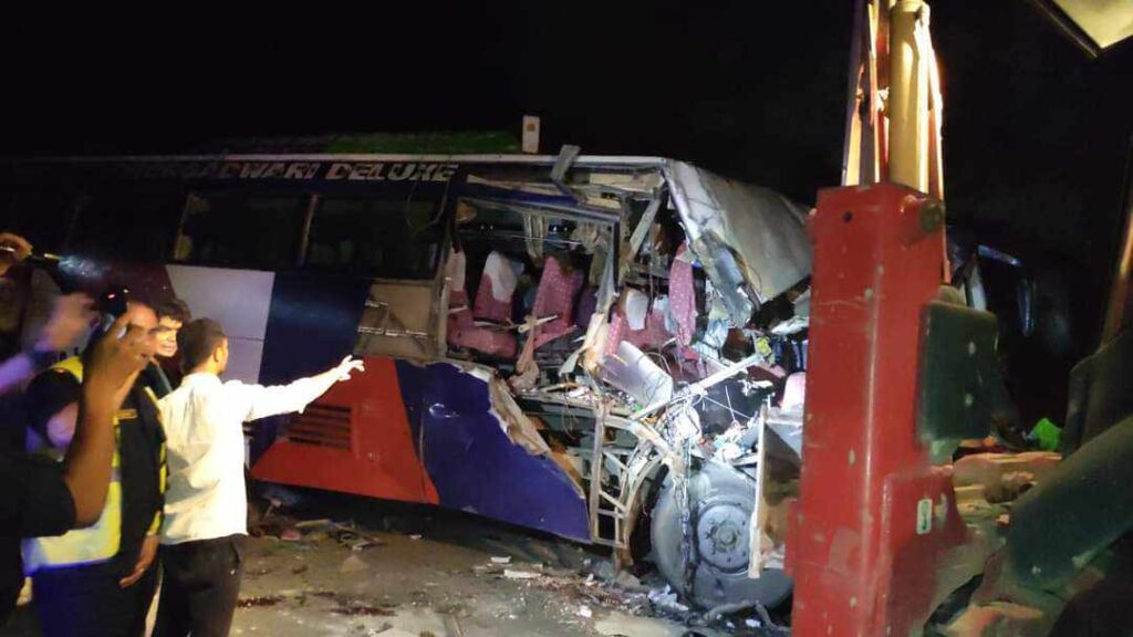 चितवनमा ५ वटा सवारीसाधन एक आपसमा ठोक्किदा २ जनाको मृत्यु ,२३ जना घाइते