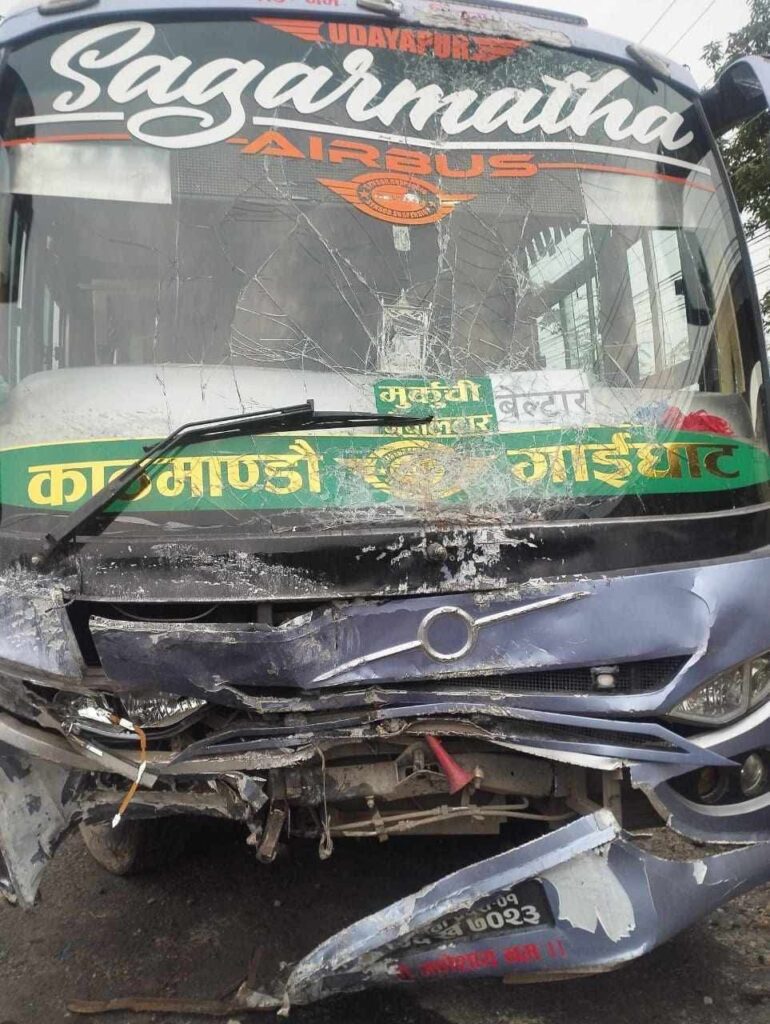 चितवनमा बस र ईभी कार ठोक्किदा एकको मुत्यु
