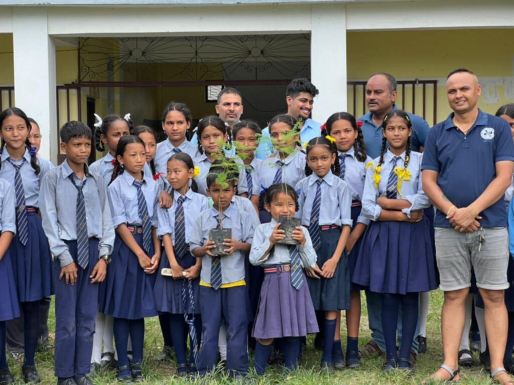 विद्यालयमा सेवा, सरसफाइ र सन्देश : पपुलर सैलुनको उदाहरणीय अभियान