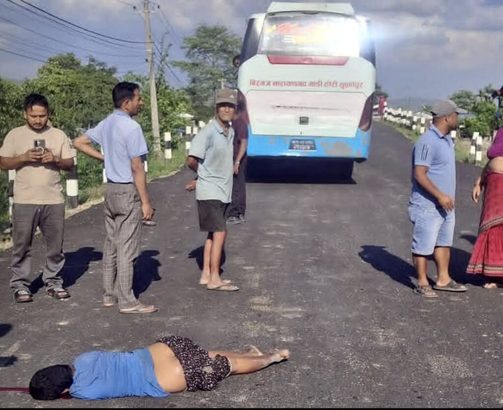 यात्रुबाहक बसको ठक्करबाट युवतीको मृत्यु